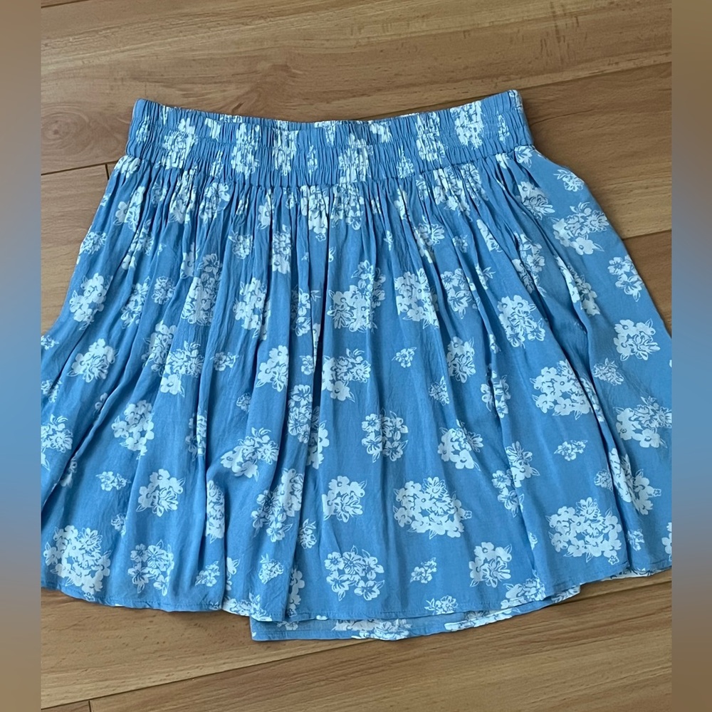 XXI Forever 21 Blue and White Floral Mini Skirt, Size Medium, Elastic Waist Band